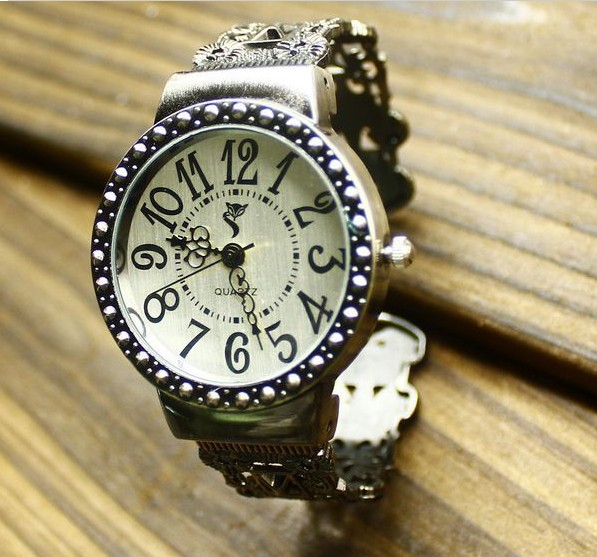 Vintage Luxury Studded Embellished Big Round Face Women Watch_Watch