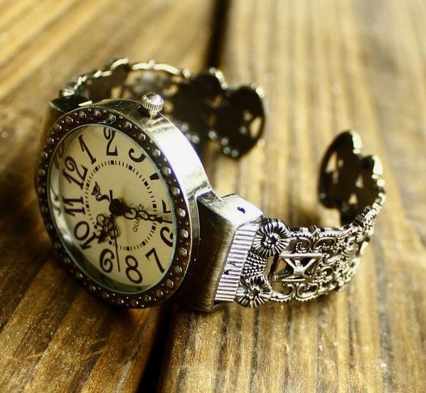 Vintage Luxury Studded Embellished Big Round Face Women Watch_Watch