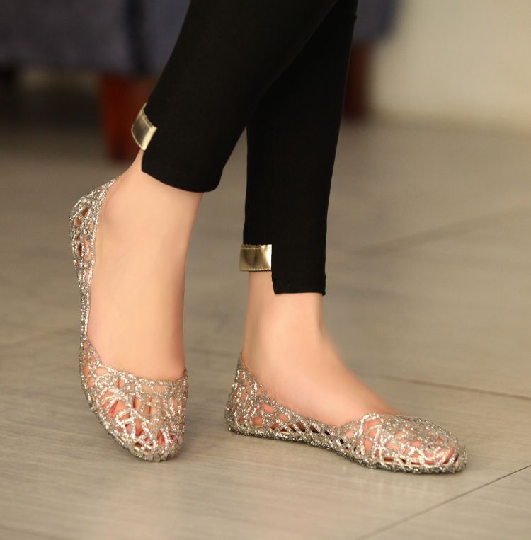 flat closed in low heel shoes