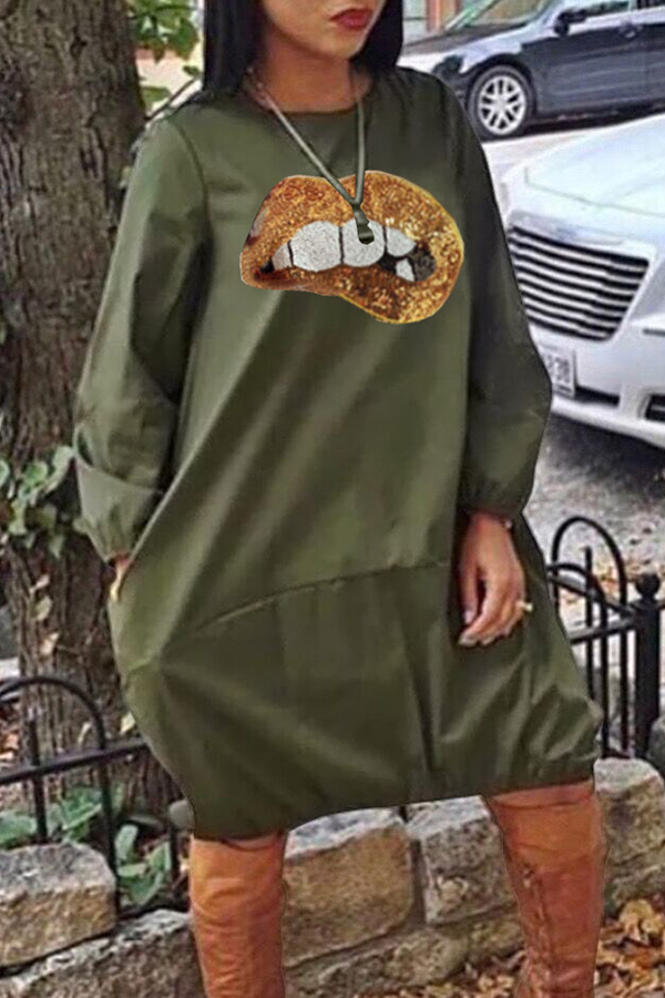 

Lovely Casual Lip Print Army Green Knee Length Dress