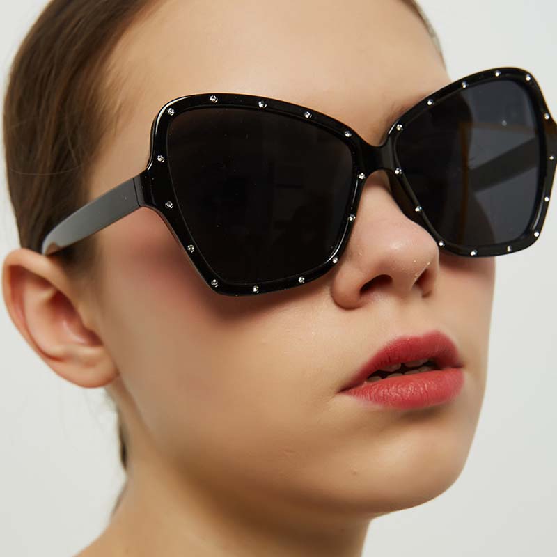 

Lovely Retro Rivet Decorative Black Sunglasses