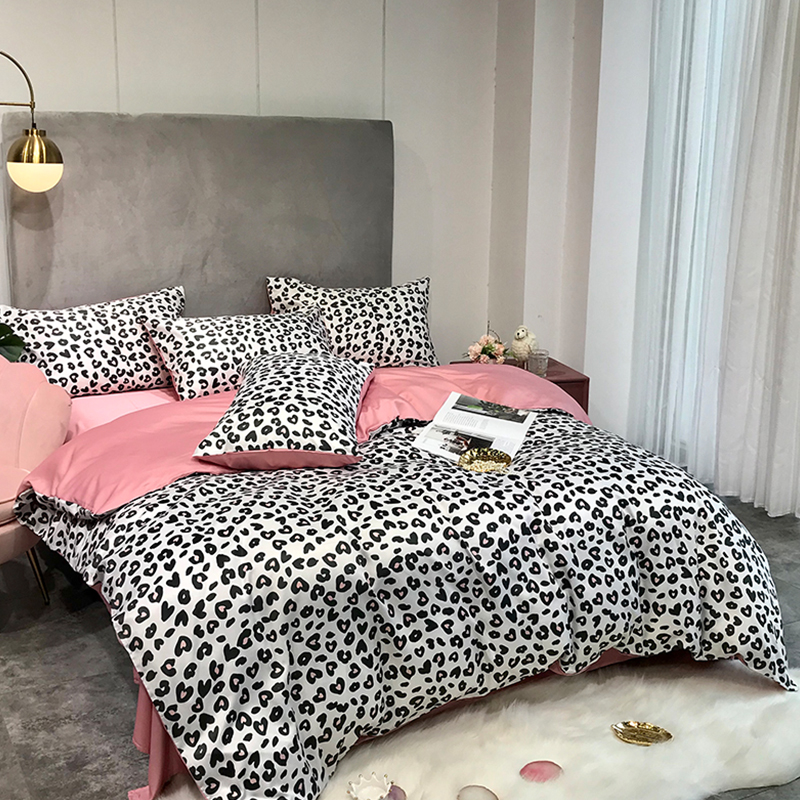 

Lovely Cosy Heart Print Black And White Bedding Set