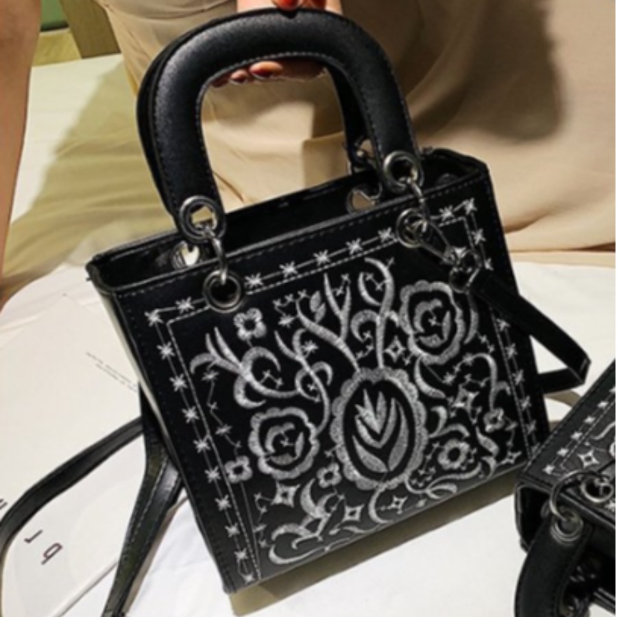 

lovely Trendy Chain Strap Black Crossbody Bag