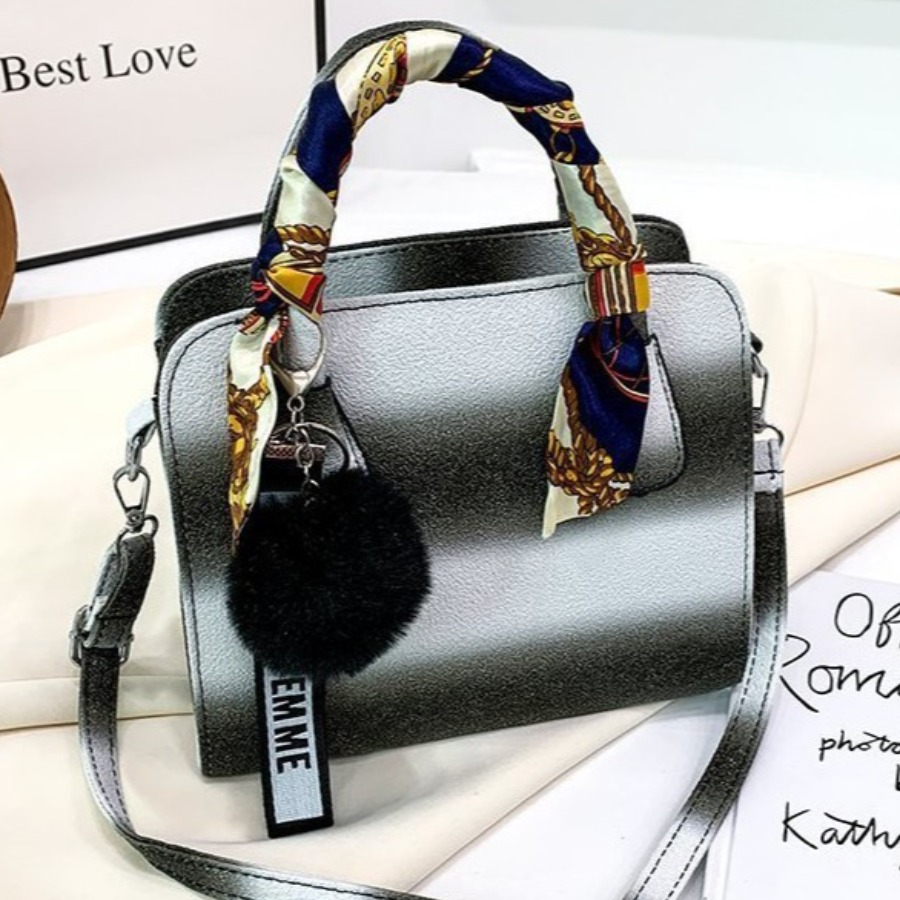 

LW Sweet Gradient Chain Decoration Black Crossbody Bag
