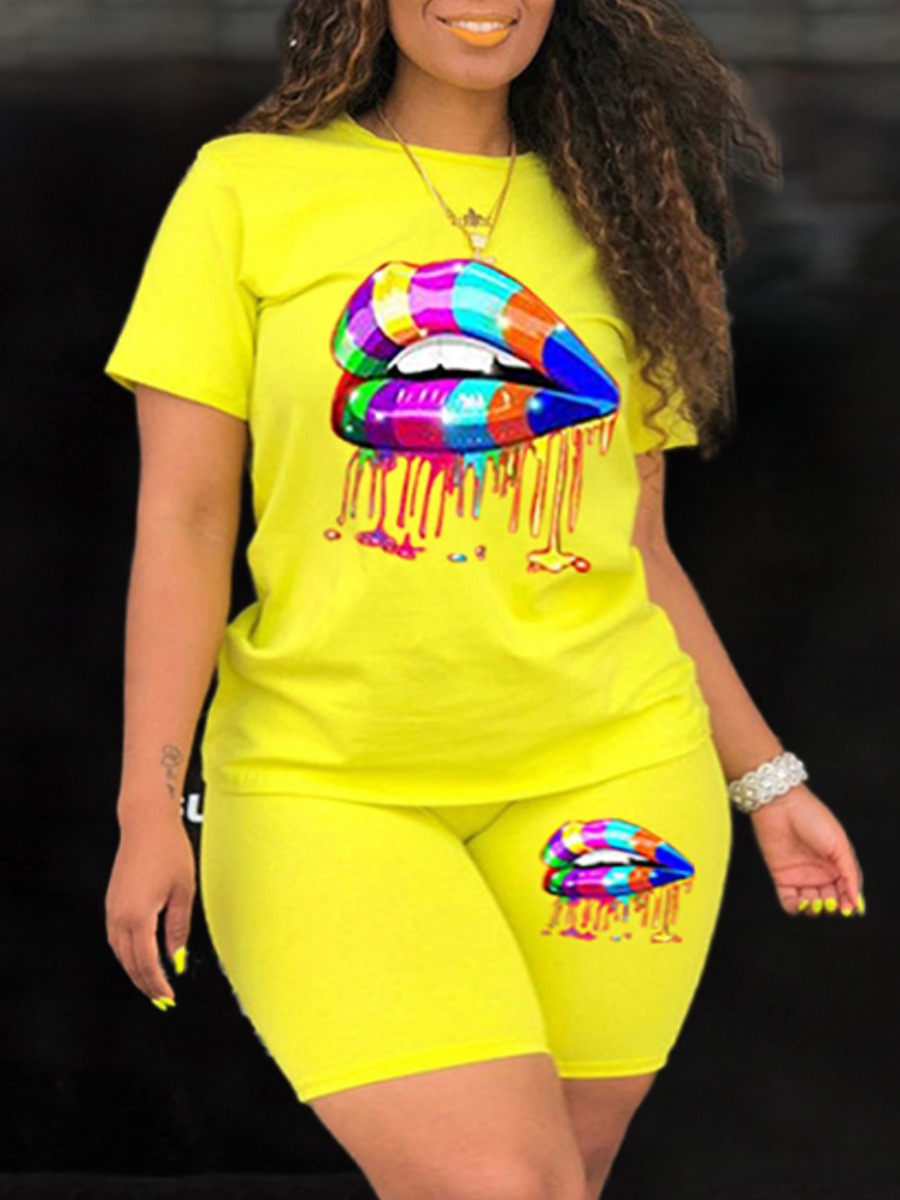 

Lovely Plus Size Casual O Neck Lip Print Yellow Two-piece Shorts Set