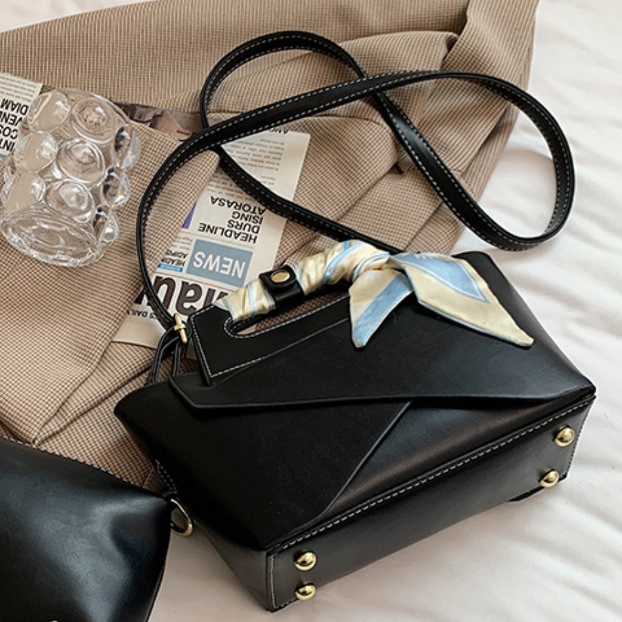 

Lovely Casual Split Joint Scarf Decoration Black Messenger Bag