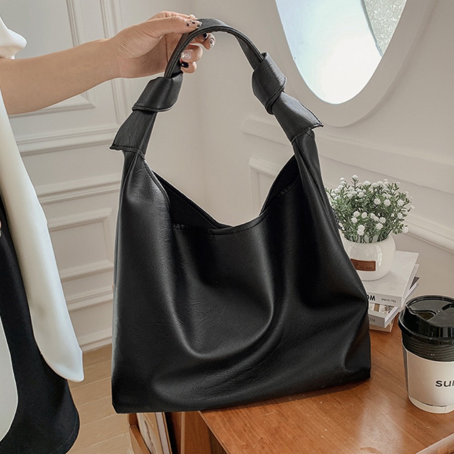 

LW Large Capacity Shoulder Bag, Black
