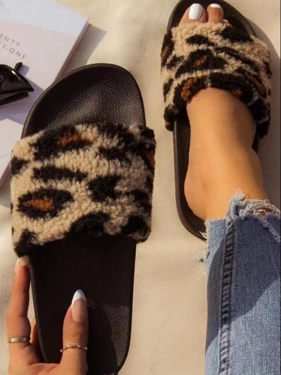 

LW BASICS Leopard Print Plush Slippers